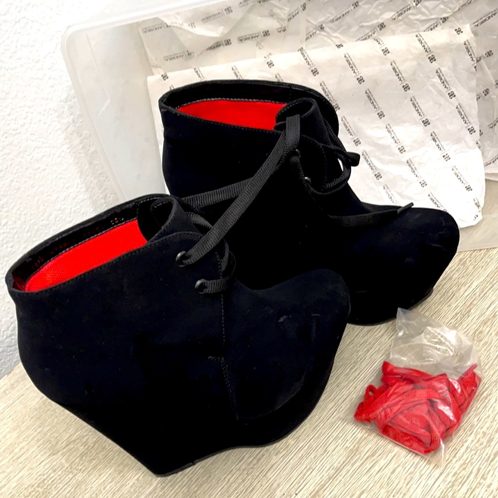 Used Andrea Wedge boots